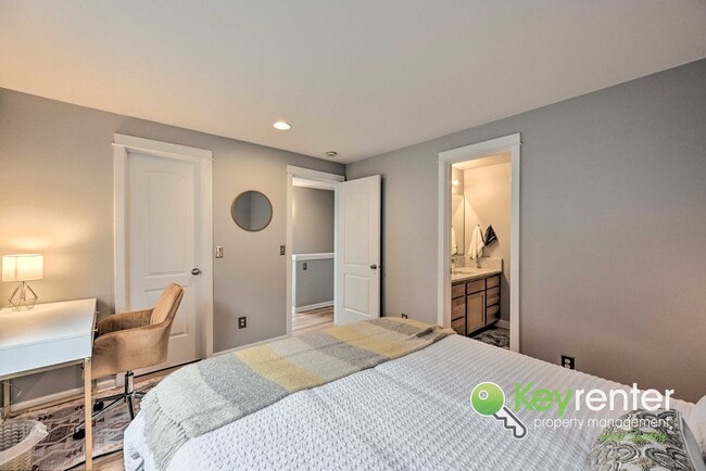 Building Photo - Beautifully Renovated 3 Bed Townhome in Prime North Seattle Location