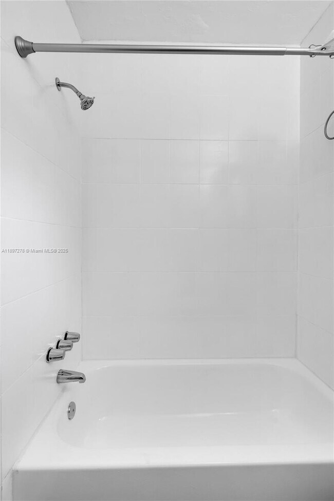 Building Photo - 925 SW 15th Ave