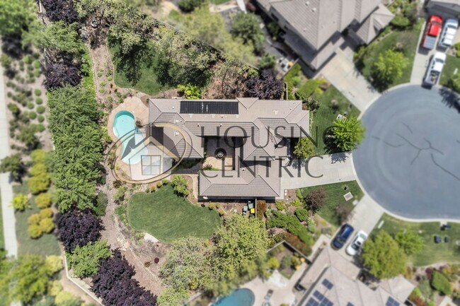 Building Photo - Beautiful Executive Home w/ Pool on 1/2 Ac...