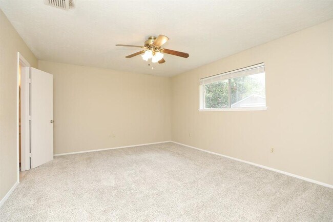 Building Photo - 15822 Whipple Tree Dr