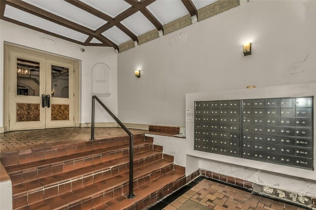 Building Photo - 310 Riverside Blvd