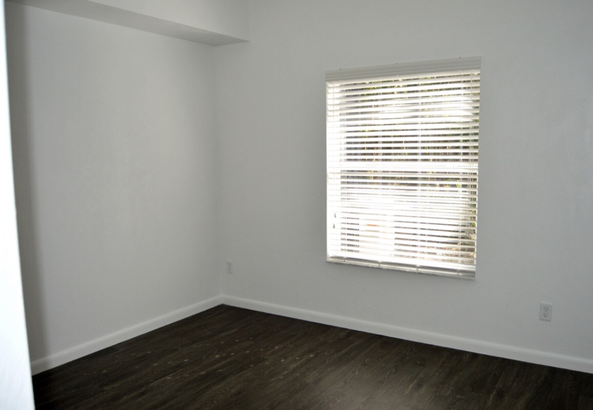 Building Photo - 1800 vics way