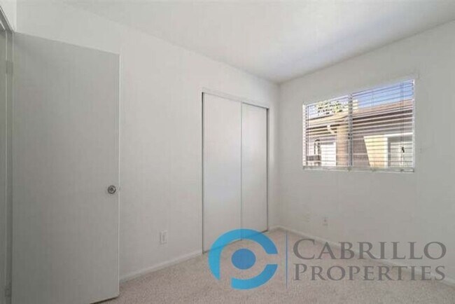 Building Photo - 4523 Winona Ave