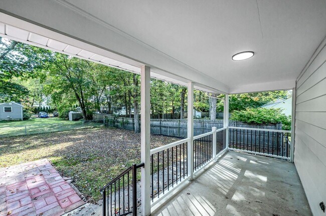 Building Photo - 557 Maple Rd