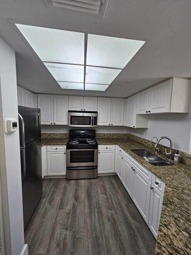 Building Photo - 1100 Crestwood Ct S