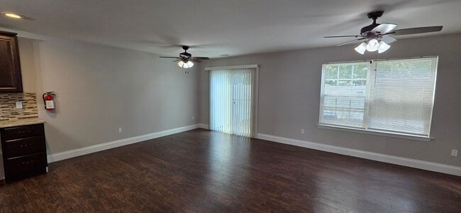 Building Photo - Charming 3-Bed Townhome in Sought-After Si...