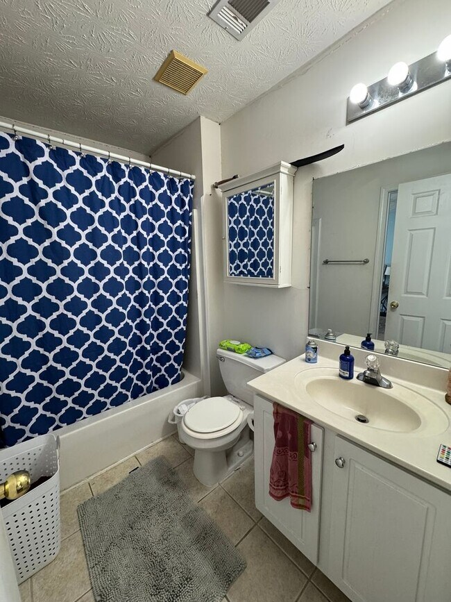 Building Photo - Beautiful East Side Home