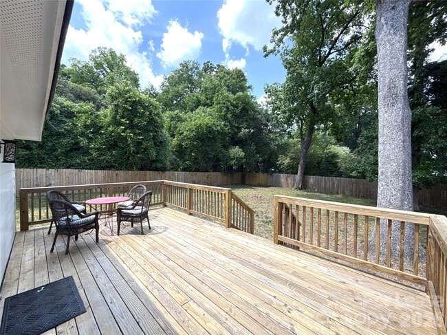 Building Photo - 833 Mohigan St