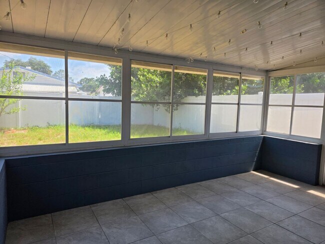 Building Photo - 2 Bedroom 1.5 Bath in the Desirable Disston Heights Neighborhood