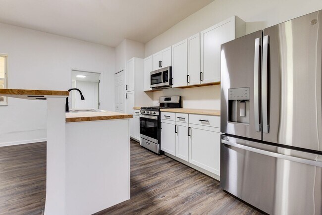 Building Photo - Fully Renovated 3BR/2BA Gem in the Heart o...