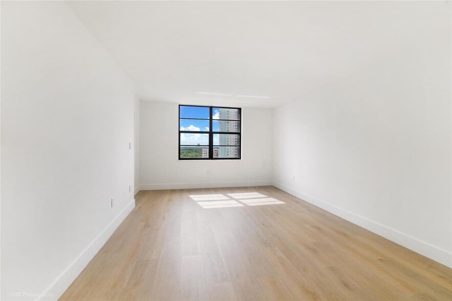 Building Photo - 2333 Brickell Ave