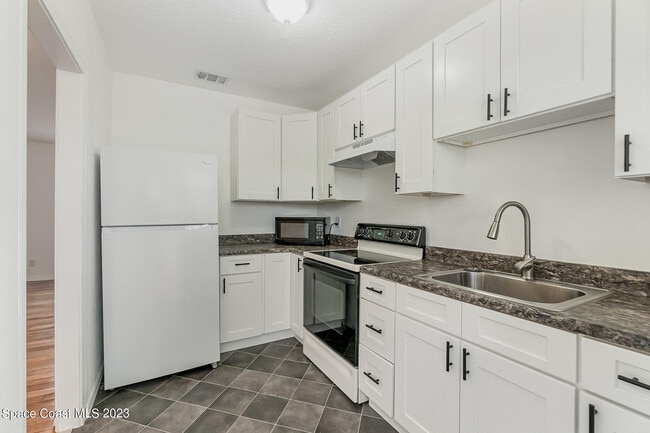 Building Photo - 533 E Lincoln Ave