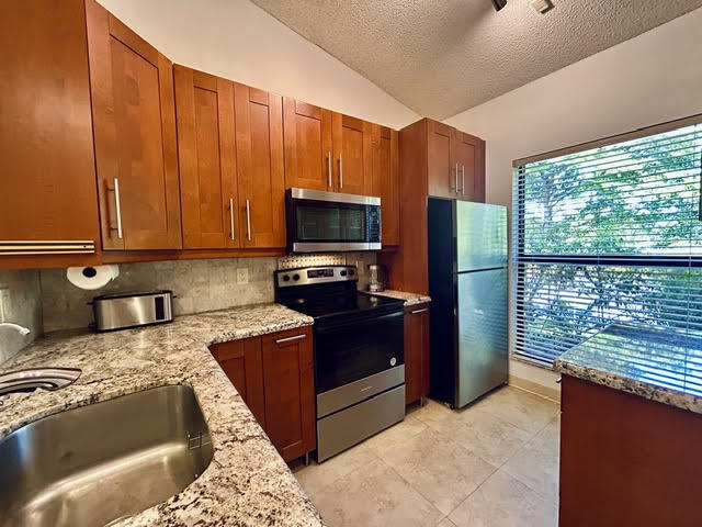 Building Photo - 3054 S Oakland Forest Dr