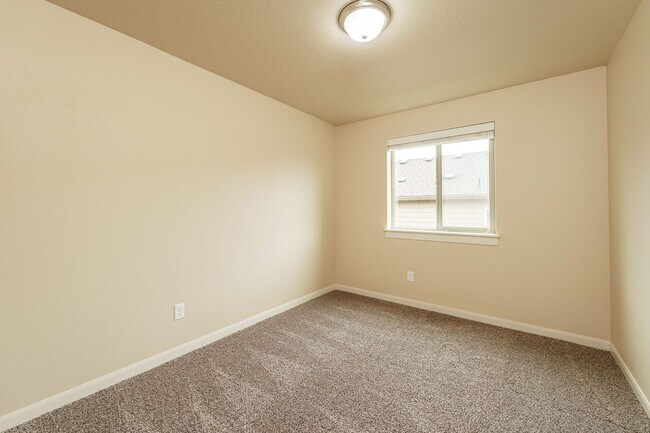 Building Photo - ASK ABOUT ONE MONTH FREE SPECIAL - Ask Us How! Convenient Location 3 Bedroom 2.5 Bathroom with Fe...