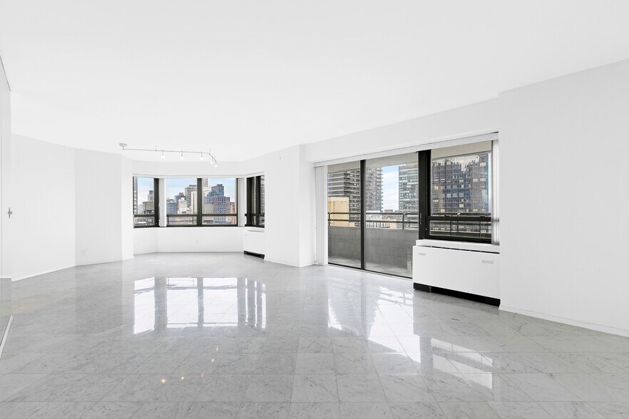 Building Photo - 240 E 47th St