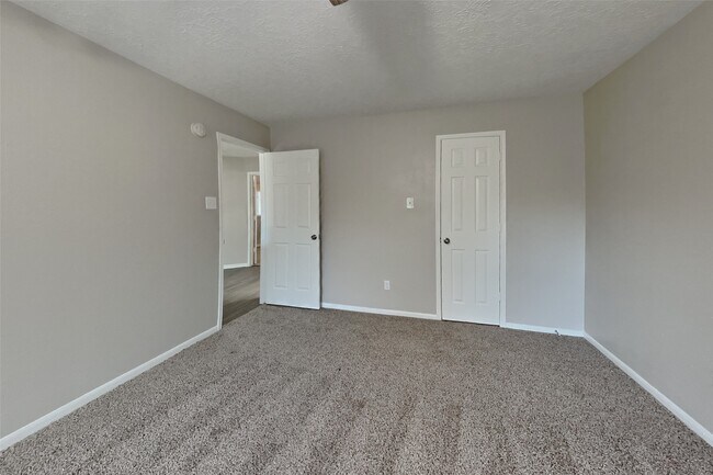Building Photo - 20402 Avery Point Dr