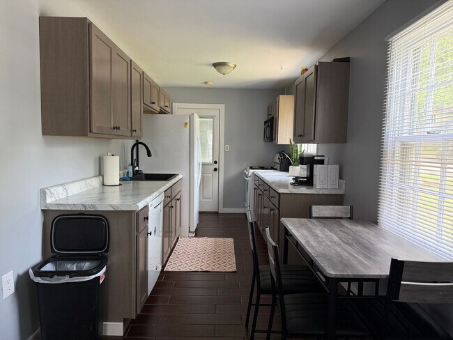 Building Photo - 501 N Dickson St