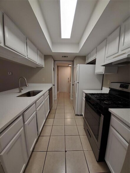 Building Photo - 9008 Sanger Dr