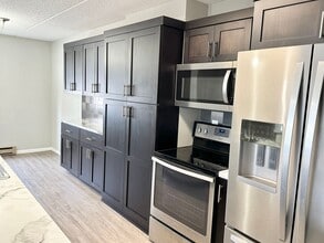 Building Photo - 2 Bedroom Downtown Condo - Available May 1st