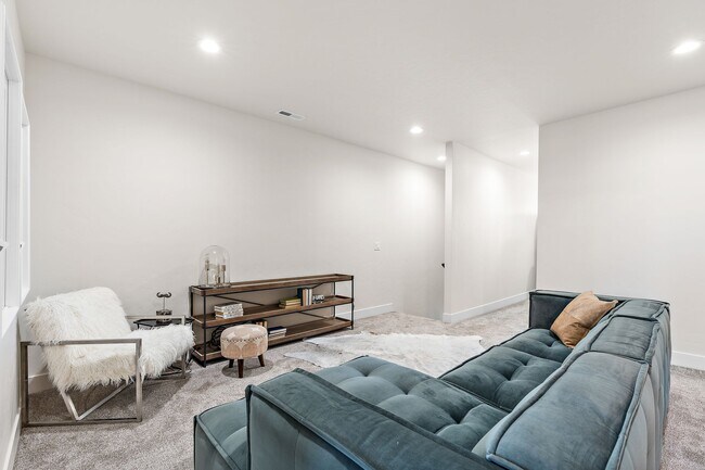 Building Photo - 2460 W Iron Coop St