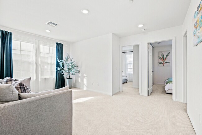 Building Photo - Fully Furnished with appliances Ontario Townhouse