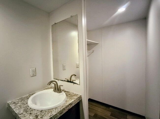 Building Photo - 715 Windwood Dr