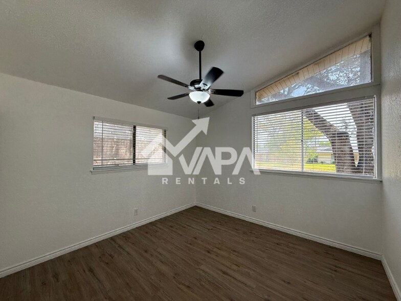 Building Photo - 4131 Valleyfield Dr