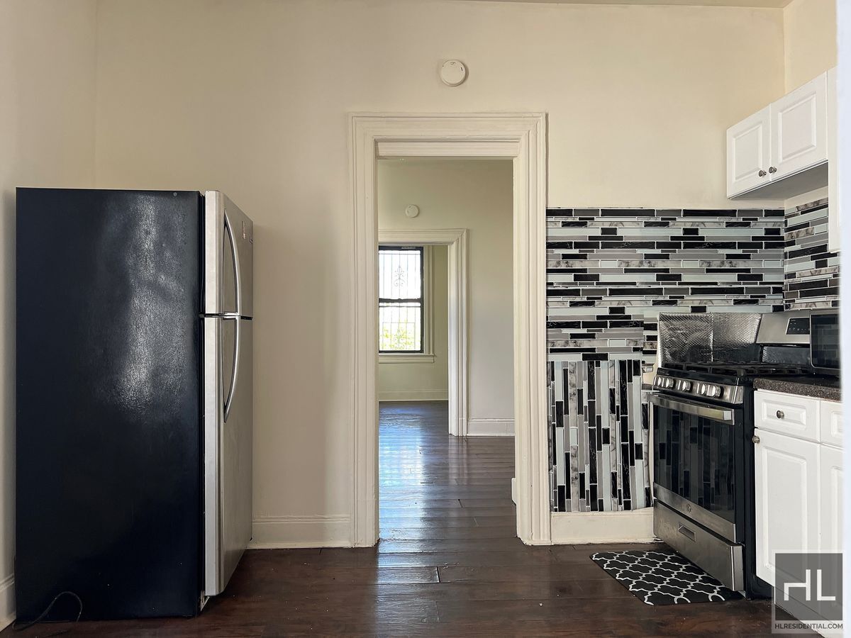 Building Photo - 3BR 1BA Sunny Corner Duplex w/ backyard