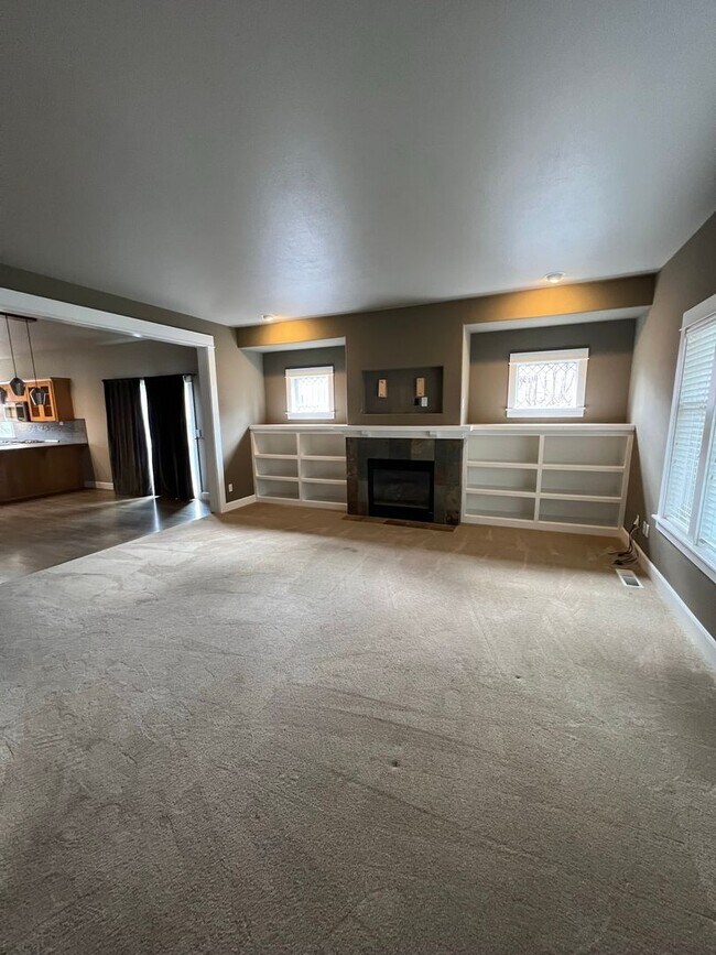 Building Photo - Spacious home with a large bonus room!  We...