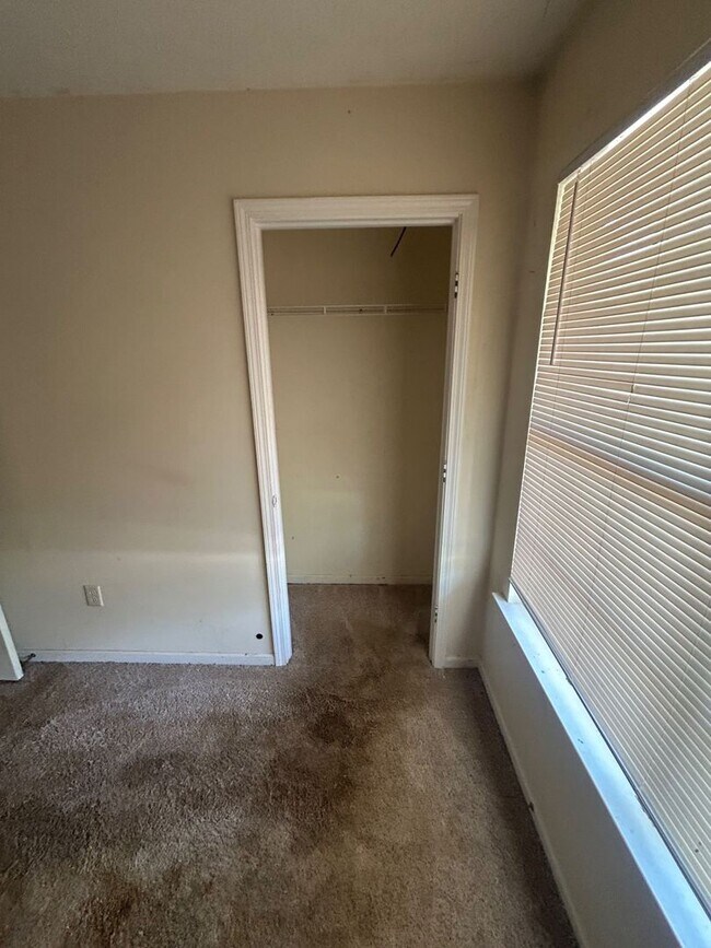 Building Photo - 9 Evan Ct