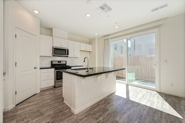 Building Photo - Fully Furnished Mid-term Rental