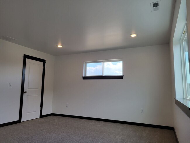 Building Photo - 703 Black Diamond St