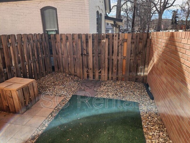 Building Photo - 526 S Howes St