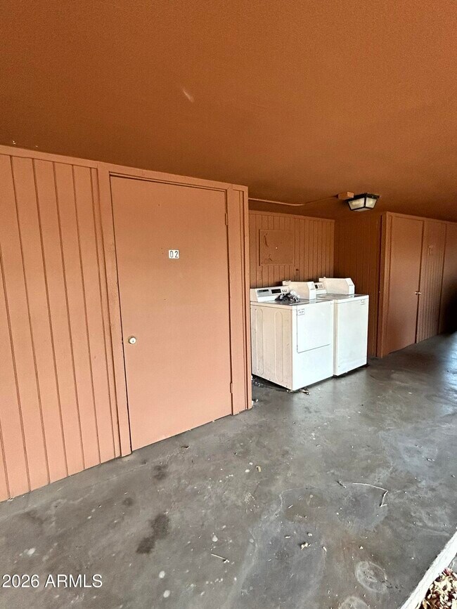 Building Photo - 2652 E Oakleaf Dr