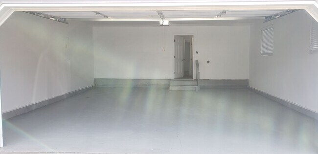 Building Photo - Beautiful Home with Large Yard, Privacy & ...