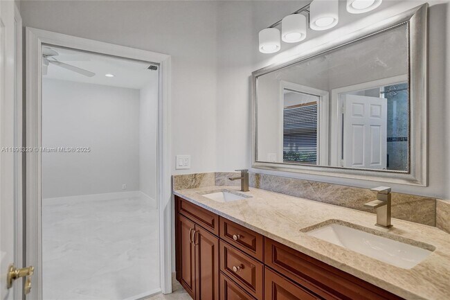 Building Photo - 2553 Jardin Manor