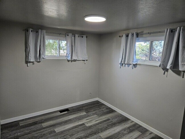 Building Photo - 1065 E 225 S