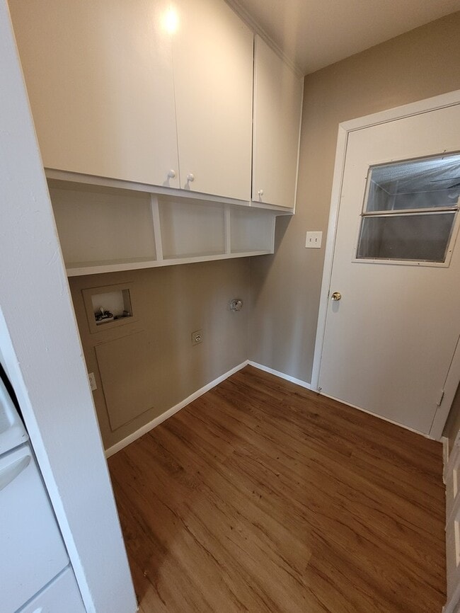 Building Photo - 4 bed 1.5 bath move in ready