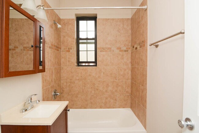 Building Photo - Quintessential 2 Bedroom, 1 Bath in Winnet...