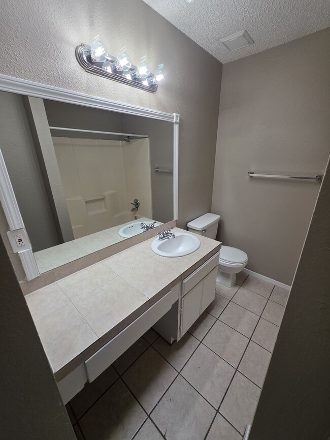 Building Photo - 3 bed 2 bath townhome, 2 car garage