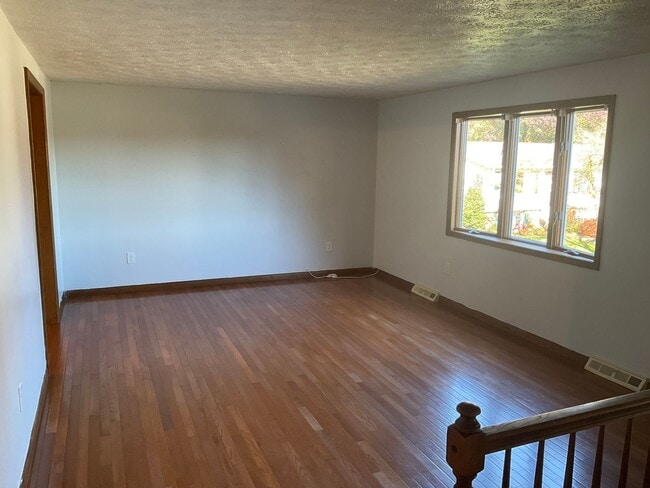 Building Photo - Spacious 3bed 3 bath Split-Level in Bethel...