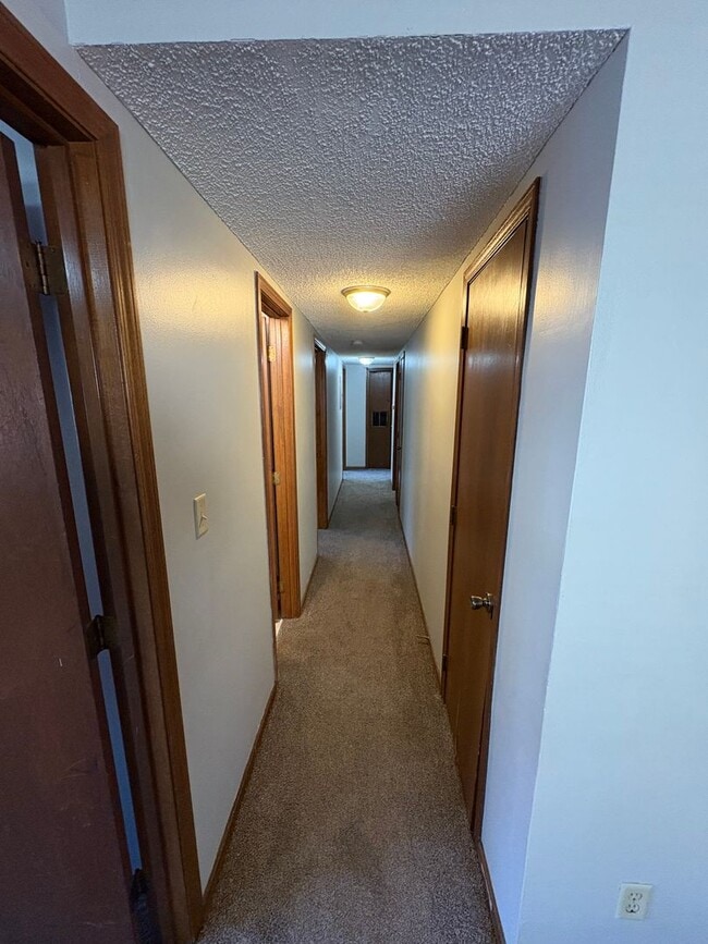 Building Photo - 4 Bedroom Apartment in Central MHK - Near Aggieville!