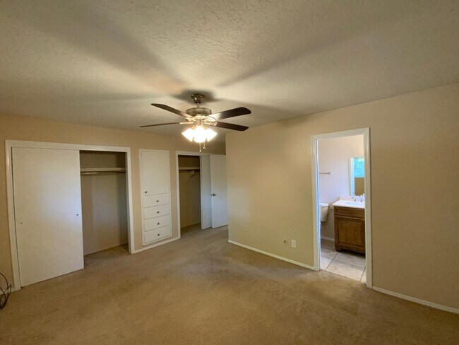 Building Photo - 3 Bedroom Single Story Home Near Juan Tabo...