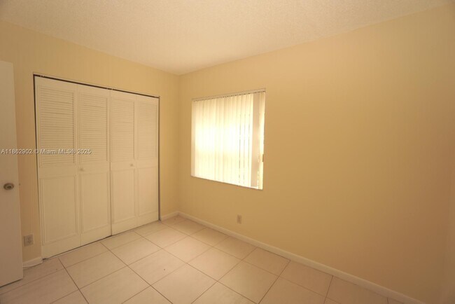 Building Photo - 820 Twin Lakes Dr