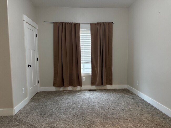 Building Photo - 690 S Saturn Ave