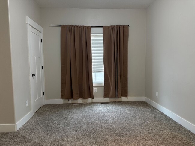 Building Photo - 694 S Saturn Ave