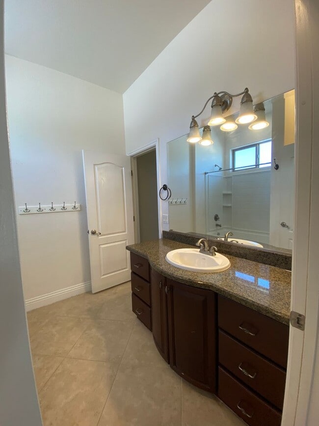 Building Photo - CALVADA VALLEY U.1 - Oakleaf Avenue