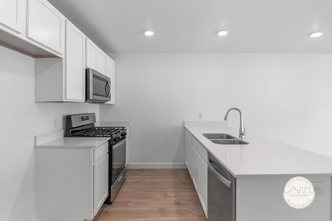 Building Photo - 3-Bed 2-Bath Townhome In Spanish Fork With Great Amenities!