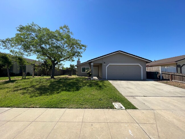 Building Photo - 3 bedroom and 2 bathroom home! AVAILABLE J...