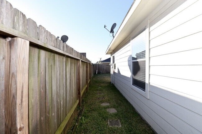 Building Photo - 8567 Chaletford Dr